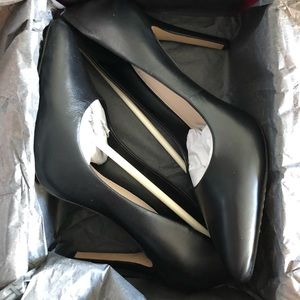 Vince Camuto black pumps S9